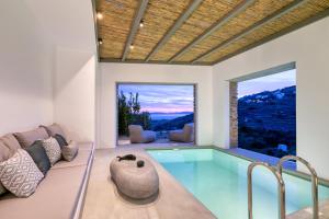 Bazén v ubytování Tinos Dove Suites nebo v jeho okolí