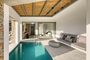 Bazén v ubytování Tinos Dove Suites nebo v jeho okolí