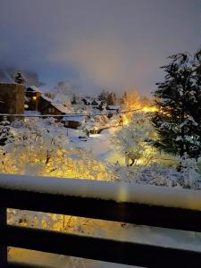 vistas a un patio cubierto de nieve con luces en Espacio Catedral en San Carlos de Bariloche