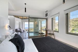 Postel nebo postele na pokoji v ubytování Tinos Dove Suites