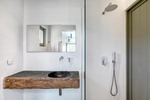 Koupelna v ubytování Tinos Dove Suites
