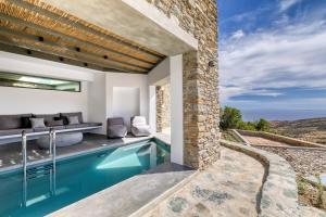 Bazén v ubytování Tinos Dove Suites nebo v jeho okolí