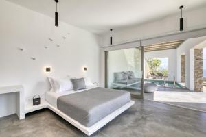 Ένα ή περισσότερα κρεβάτια σε δωμάτιο στο Tinos Dove Suites
