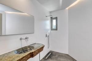 Koupelna v ubytování Tinos Dove Suites