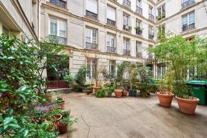 パリにあるCosy Apartment for 2 People near Pigalleの鉢植えの中庭