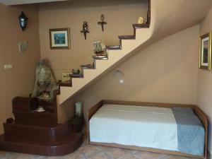1 dormitorio con 1 cama y escalera en Apartment Aki en Kotor