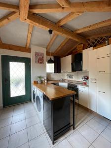 eine Küche mit Waschmaschine und Trockner in der Unterkunft Captain Marino apartments in Piran + 17 Fotos