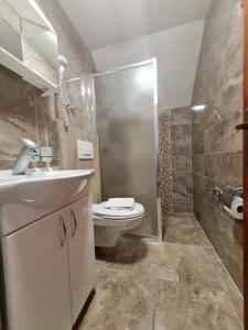 A bathroom at Plitvice Rooms Family Glumac