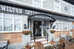 ブラックプールにあるThe Wilton Internationalのハルトンホテルの入口付きの建物