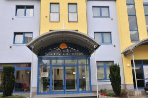 a hotel in front of a yellow and white building at AKZENT Hotel Stadt Schlüchtern ***S in Schlüchtern