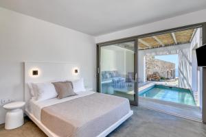 Postel nebo postele na pokoji v ubytování Tinos Dove Suites