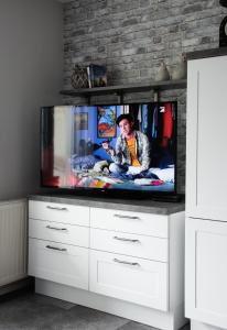 TV a/nebo společenská místnost v ubytování Naturnahe schöne neu gestaltete Ferienwohnung