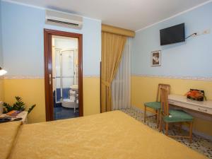 Кровать или кровати в номере Hotel Amalfi