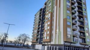 wysoki budynek apartamentowy przed ulicą w obiekcie Vandus apartman w Siófoku