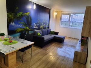 salon z kanapą i stołem w obiekcie Vandus apartman w Siófoku +13 zdjęć