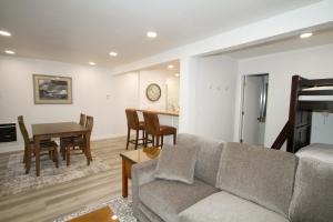 una sala de estar con un sofá y una mesa en Mammoth Ski & Racquet Club #127, en Mammoth Lakes