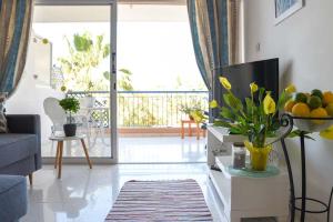 een woonkamer met een bank en een televisie op een tafel bij Paradise Gardens with a large terrace in Paphos City