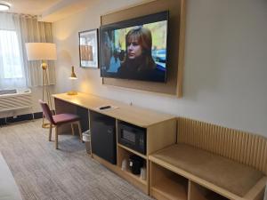 TV tai viihdekeskus majoituspaikassa Hotel Thea Tacoma, Ascend Hotel Collection