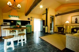 a kitchen and living room with a table and chairs at La Searila in Seares