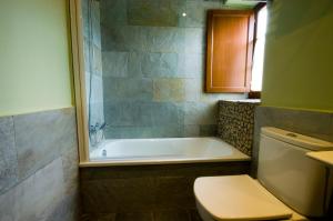 a bathroom with a bath tub and a toilet at La Searila in Seares