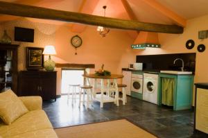 a kitchen and living room with a table and chairs at La Searila in Seares
