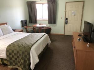 سرير أو أسرّة في غرفة في Travelodge by Wyndham Seattle North of Downtown