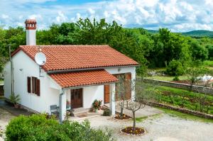 una pequeña casa blanca con techo rojo en House Ulika, en Bale