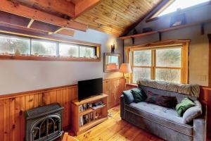 Moretown的住宿－VT Guest Cottage，带沙发和电视的客厅