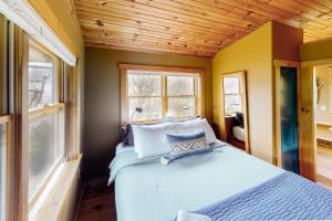 Un pat sau paturi într-o cameră la VT Guest Cottage