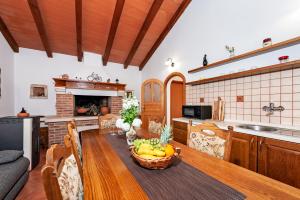 Kuchyň nebo kuchyňský kout v ubytování House Ulika