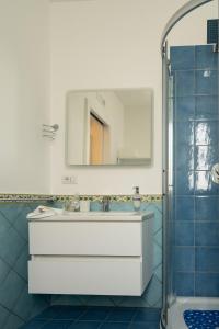Ванная комната в Levante - lovely flat with terrace & sea view