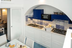 Кухня или мини-кухня в Levante - lovely flat with terrace & sea view
