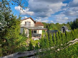 una casa en un jardín con una valla en Dom na Warmii, en Barczewo