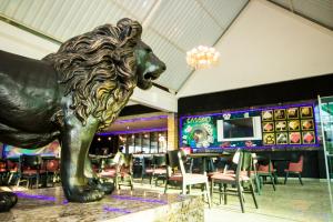 a bronze statue of a lion in a restaurant at Cassino All Inclusive Resort Poços de Caldas By Nacional Inn in Poços de Caldas