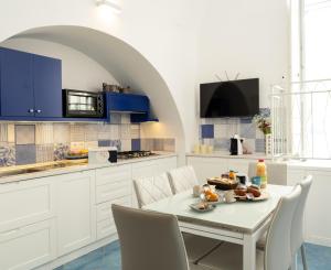 Кухня или мини-кухня в Levante - lovely flat with terrace & sea view
