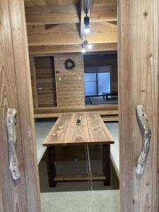 una mesa de madera en el medio de una habitación en Eco Lodge Moss Tasha - Vacation STAY 39871v en Yakushima