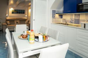 Кухня или мини-кухня в Levante - lovely flat with terrace & sea view

