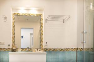 Ванная комната в Levante - lovely flat with terrace & sea view