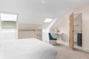 Un pat sau paturi într-o cameră la The Hawthorn Rooms Dingle