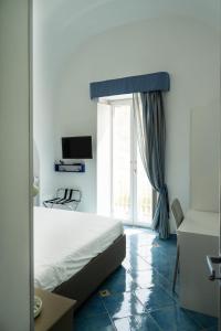 Кровать или кровати в номере Levante - lovely flat with terrace & sea view