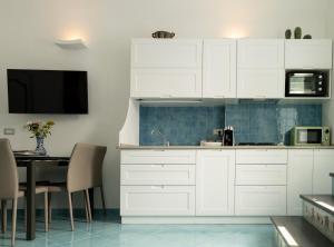 Кухня или мини-кухня в Grecale - amazing apartment with patio and sea view
