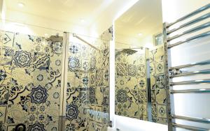 Ванная комната в Grecale - amazing apartment with patio and sea view