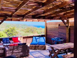 - une terrasse couverte avec des chaises et une table offrant une vue dans l'établissement Appartement Cemiliana, à Bonifacio