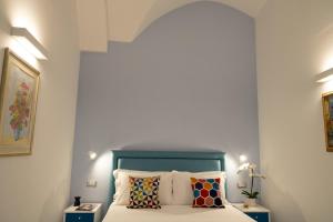 Кровать или кровати в номере Grecale - amazing apartment with patio and sea view