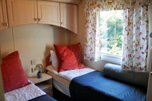 Säng eller sängar i ett rum på Saltviks Stugby & Camping