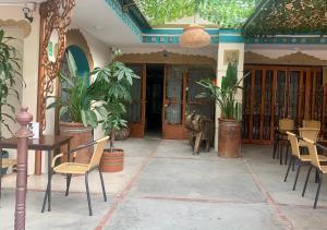 Indian Palace في بوغوتا: غرفة بها طاولة وكراسي ونباتات
