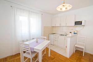 Kuchyň nebo kuchyňský kout v ubytování Apartmani i sobe Josica