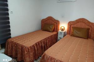 two beds sitting next to each other in a room at Apartamento Los Tulipanes in Lumpiaque