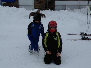 dos niños están parados en la nieve en Hostal Vall D'Aneu by Arcas & Sambola, en Esterri d'Àneu