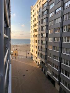 een uitzicht op het strand vanuit een gebouw bij Portofino - luxe appartement met lateraal zeezicht in Oostende